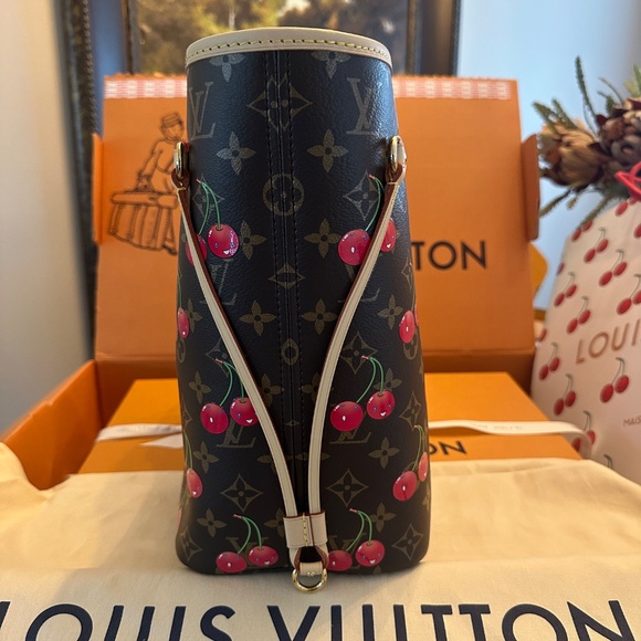 Louis Vuitton X Takashi Murakami Neverfull w/ Wallet Cherry 2025 M13263 - NEW - Picture 8 of 12